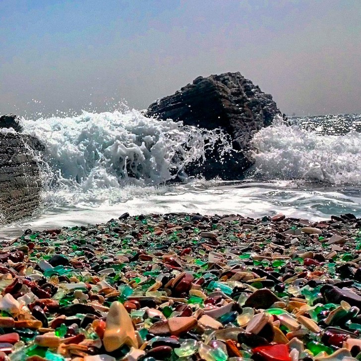 Des années d'érosion maritime ont arrondi et poli les morceaux de verre, donnant à la plage un aspect très spécial.