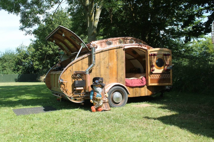 Les mini-caravanes créées par Dave disposent de lit et d'une kitchenette extérieure entièrement fonctionnelle que l'homme utilise lors de ses fréquents voyages.