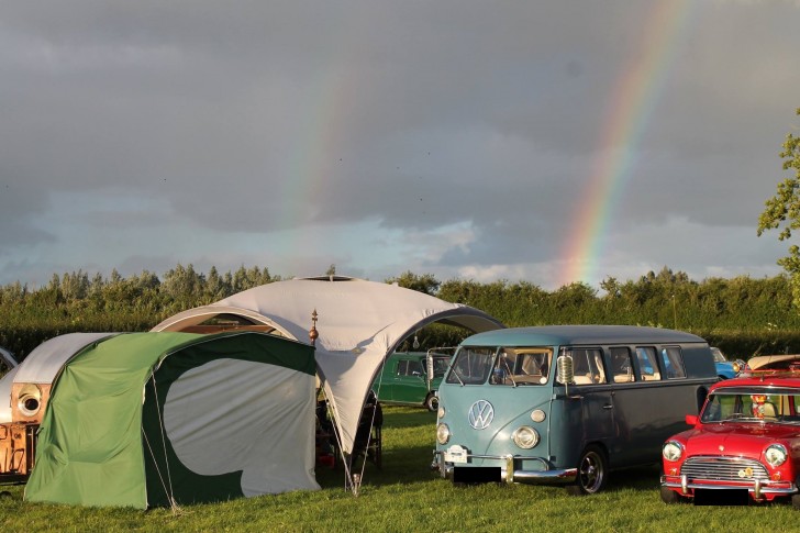 Spesso e volentieri, Dave attacca il caravan al suo furgoncino e partecipa ai raduni della comunità steampunk fermandosi nelle aree di sosta e applicando una tenda da campeggio alla sua particolarissima roulotte!