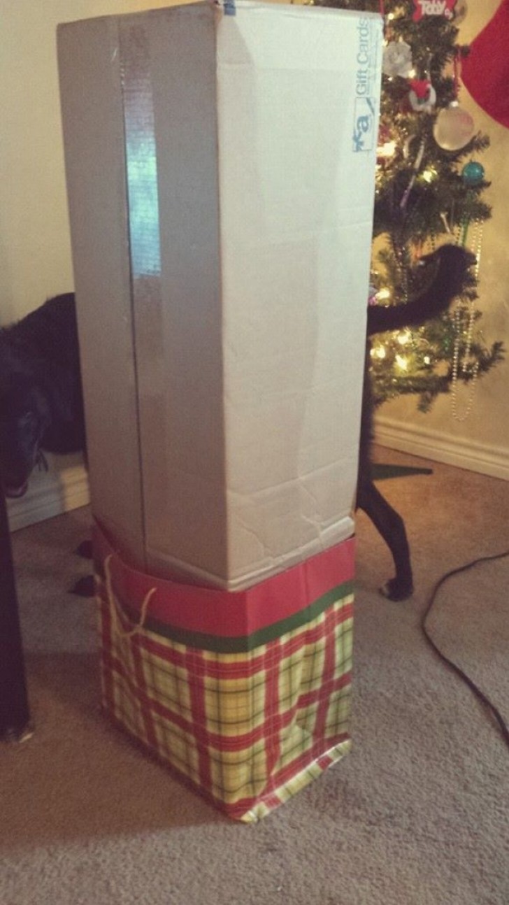 Diese Lösung hat ein Mann gefunden, als die Frau ihm Geschenkpapier gegeben hat, um das Weihnachtsgeschenk einzupacken.