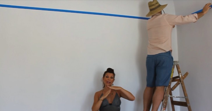 2. We recommend you start by delimiting the upper part of the wall by tracing out a work perimeter with painter's tape (a strongly recommended step especially if the wall joins the ceiling in an unusual way).