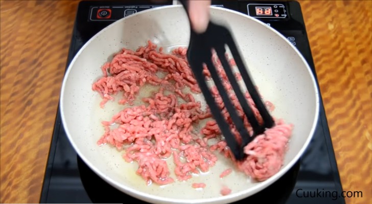 Dans une grande poêle, réchauffez l'huile de tournesol et de sésame: ajouter la viande hachée et faites-la revenir.