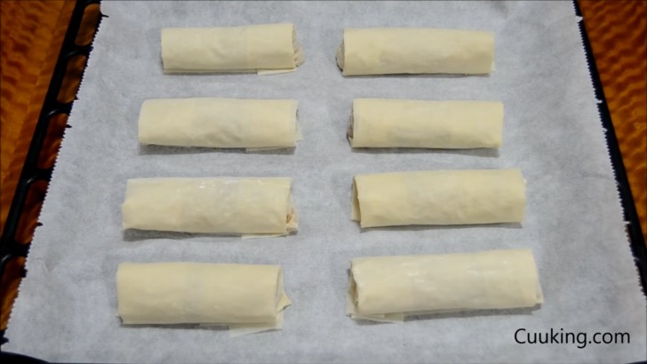 Make the other spring rolls and place them on a kitchen parchment paper lined baking tray. Brush them with sunflower oil.