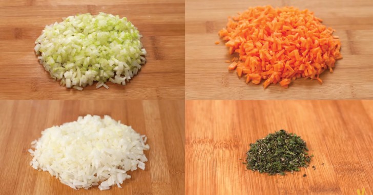 1. Schneidet den Sellerie, die Karotte, die Zwiebel (ihr entscheid selbst wie viel) und die Knoblauchzehe in Würfel. Kocht Wasser mit 1-2 Teelöffeln Gemüsebrühe auf.