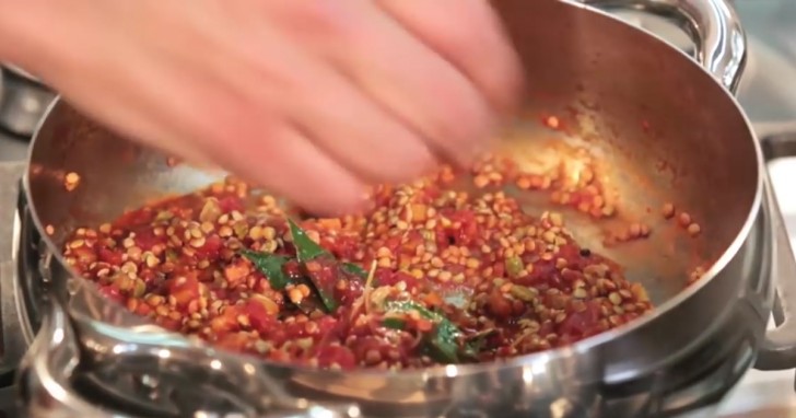 3. Häll tomat och koka i några minuter. Fortsätt att koka i cirka 30 minuter och tillsätt en skopa grönsaksbuljong då och då.