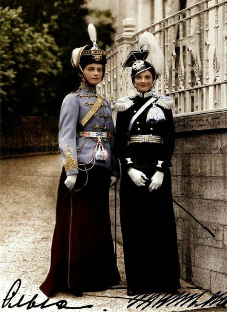 Le principesse Olga e Tatyana di Russia prima dello scoppio della rivoluzione, nel 1913.