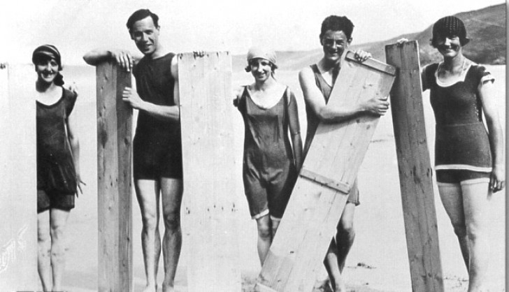 Dei surfisti con le loro tavole primordiali, nel 1922!