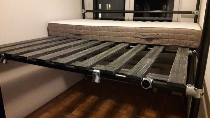 Zwei Einzelmatratzen passten drauf und formten ein großes Bett...