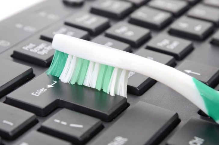 10. Enlever la poussière et nettoyer les interstices du clavier du PC? Voici la méthode la plus ingénieuse de toutes, utiliser les poils de la brosse à dents pour arriver dans les coins les plus reculés et nettoyer à fond!