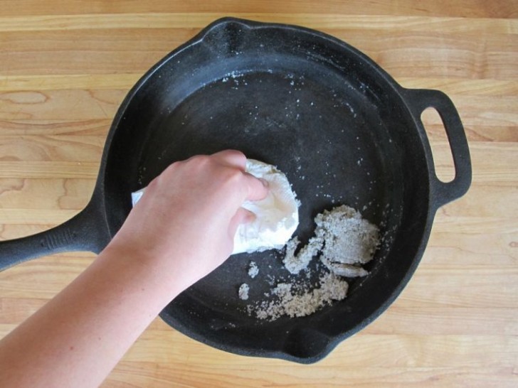 7. Nettoyer une poêle antiadhésive? Mettez du sel de mer et frottez-le en utilisant une serviette et vous verrez le résultat!