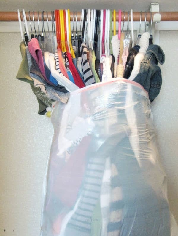 3. Inutil doblar las prendas: las encontraran igualmente arrugadas! Entonces no desperdiciar tiempo y meterlos juntos en una bolsa, incluidas las perchas.