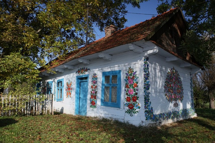 Ainsi, les femmes de Zalipie ont commencé à frotter les plafonds pour enlever les taches noire de suie: au final, elles ont eu l'idée de peindre dessus des motifs traditionnels polonais.