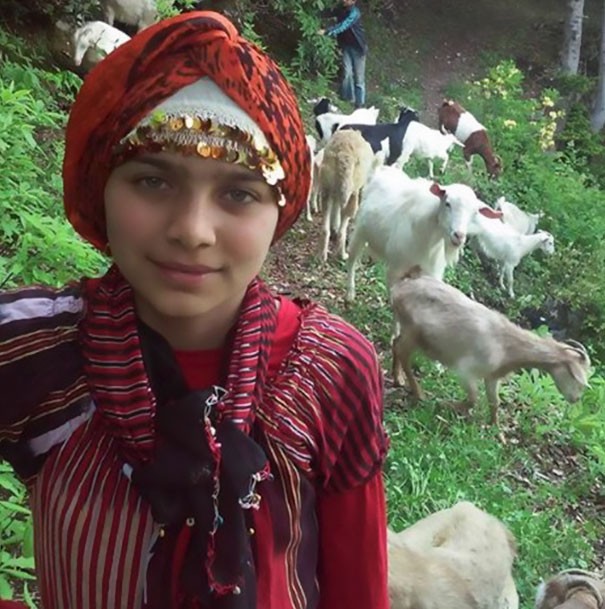 Hamdü ha 11 anni vive nella provincia di Rize, ma non nella parte che si affaccia sul Mar Nero e alleva arancie, bensì sulle montagne della zona più interna.