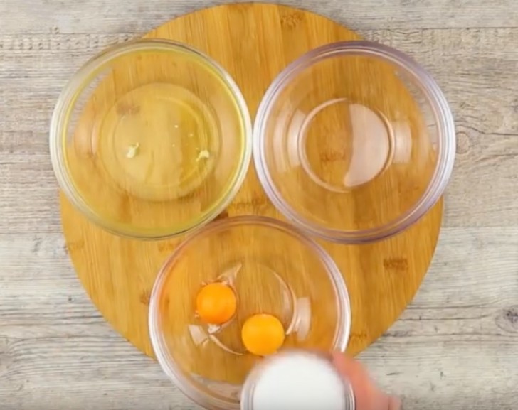 Separate the egg yolks from the whites and add the sugar and mascarpone to the egg yolks.