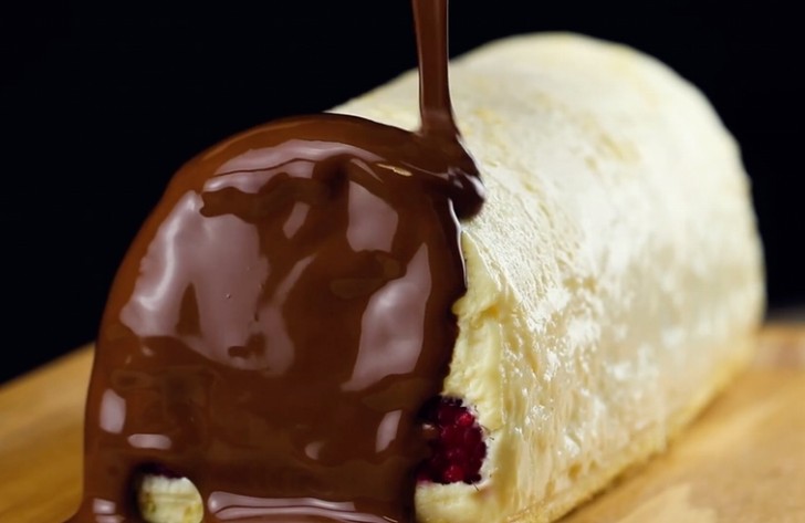 À ce stade, recouvrir l'ensemble du tiramisu avec le chocolat fondu.