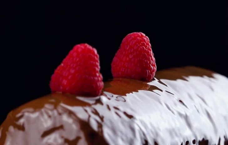 Garnish with icing sugar or with more raspberries on top of the chocolate frosting.