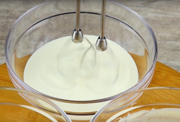 Beat the egg whites and cream with an electric whisk.