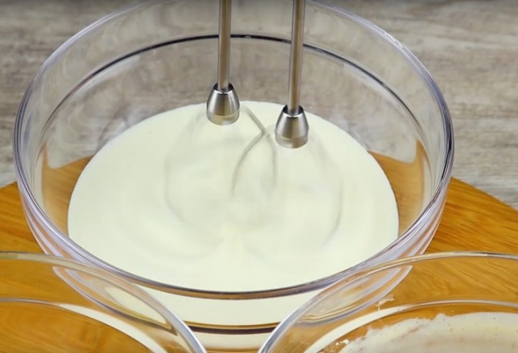 Battre au fouet électrique les blancs d’œufs et la crème.