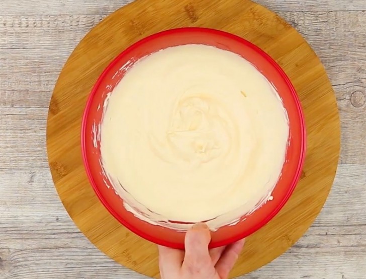 Mélanger les blancs d'œufs montés en neige à la crème au mascarpone et remuer doucement.