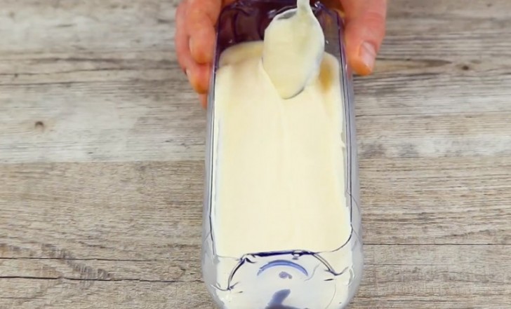 Fit together the cut plastic bottle halves and pour inside part of the mascarpone cream and egg white mixture.