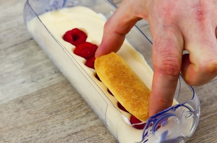 Taucht die Biscuits in den Kaffee und legt sie oben auf.