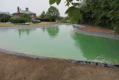 Ceux qui n'aiment pas l'aspect d'un étang ont aussi la possibilité de la faire ressembler à une piscine traditionnelle.