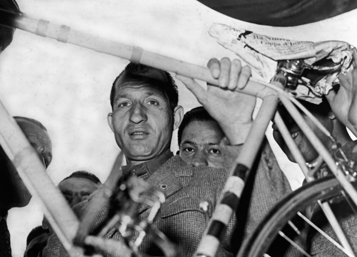 Avant le début de la guerre, Bartali avait déjà remporté deux Tours d'Italie (1936, 1937) et un Tour de France (1938).