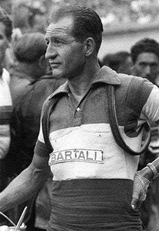 En 1938, Bartali a été poussé par le régime fasciste de sauter le Tour d'Italie pour s'entraîner en vue du Tour de France et de tenter de le gagner. Il en a été ainsi mais lors de la cérémonie de la remise des prix, le cycliste a refusé de répondre au salut romain.