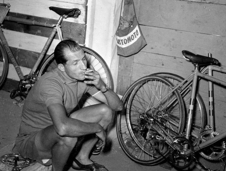 Le Tour d'Italie de 1940 a été remporté par un autre champion du cyclisme Fausto Coppi, grâce aussi à l'encouragement d'un Bartali blessé. La course a pris fin le jour précédant le début de la guerre, et cela a amené à arrêter la compétition pour les cinq années successives.