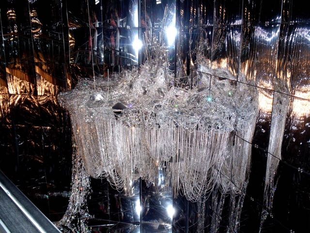 Dans ces chambres de cristal Swarovski, des célèbres artistes et des architectes internationaux ont donné différentes formes aux cristaux ...