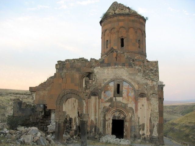 I turchi, a loro volta, hanno in passato dichiarato che il sito era stato danneggiato non solo dai numerosi terremoti che l'hanno colpita (1319, 1832, e 1988), ma anche da esplosioni provenienti dal vicino confine armeno.