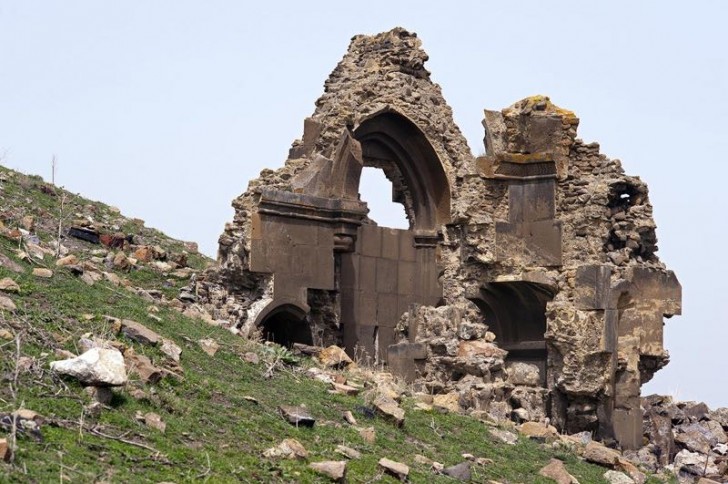 En 1878, la région de Kars, où se trouve aussi Ani, est passée sous le contrôle de l'empire russe et c'est alors qu' ont été réalisées les premières fouilles archéologiques.