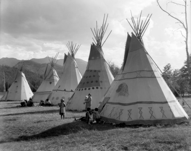 Certaines tentes indiennes des Assiniboines