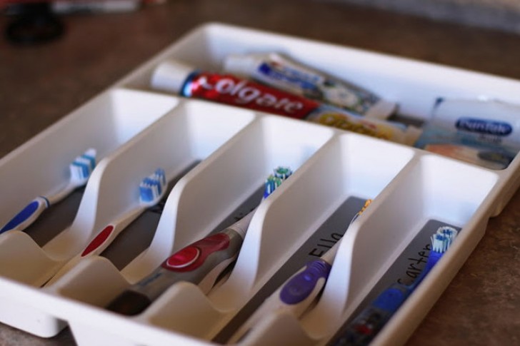 1. If you have a large family here is how to organize the toothbrushes! Each space corresponds to a name and with this method, it will be impossible to make a mistake!