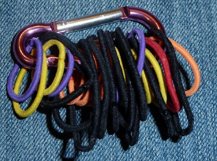 10. Nel cassetto in cui tenete gli elastici per capelli mettete anche un gancio a moschettone: è l'ideale per tenerli insieme ed evitare di disperderli!