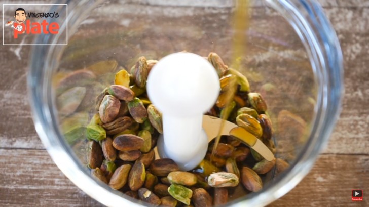 1. Frullate i pistacchi insieme a dell'olio di oliva: tritate fino ad ottenere una crema.