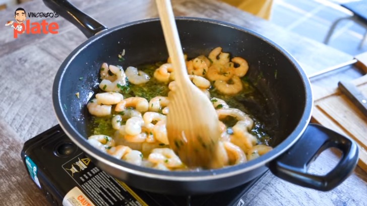2. In una padella fate dorare l'aglio in un filo d'olio, poi aggiungete i gamberetti: lasciateli cuocere fino a che non si coloreranno, poi aggiungete il prezzemolo.