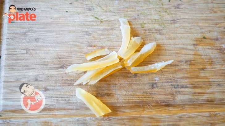 4. A parte tagliate il limone candito in piccoli pezzi e metteteli da parte.