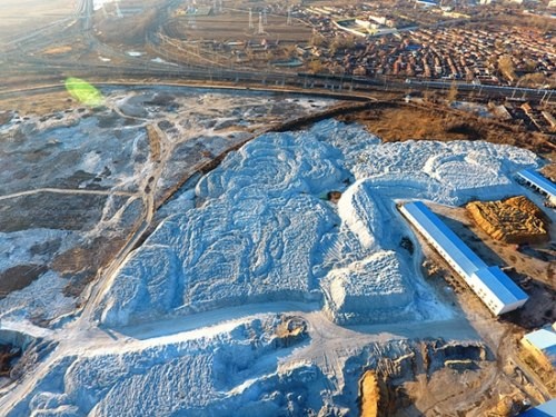 Op deze foto kan je de overblijfselen zien van bijna 29 hectare aan calciumcarbide dat door het bedrijf in Yushutun is gedumpt, het dorp waar Wang woont.