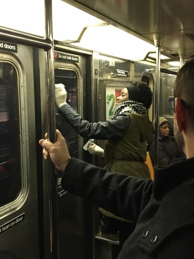 "Simboli nazisti. Sulla metropolitana. A New York. Nel 2017... Uno dei passeggeri ha detto «Immagino che questa sia l'America di Trump»".