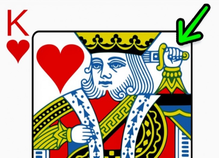 Pour le roi des cartes françaises a une épée à hauteur de la tête?