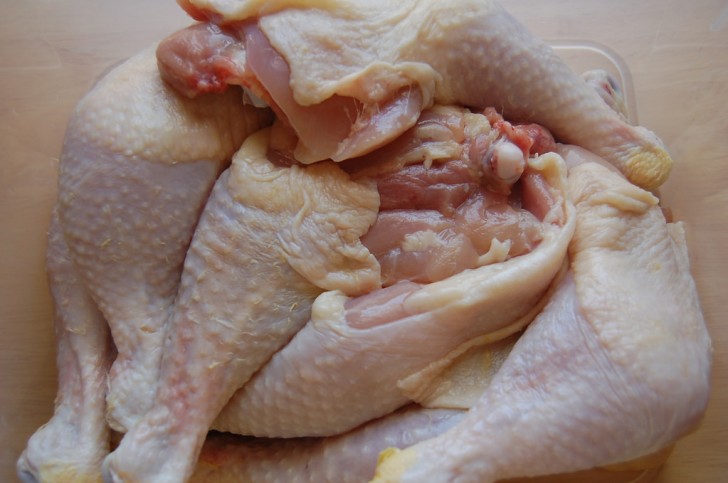 Lavar el pollo no elimina las bacterias patogenas, es mas, es un modo para facilitar la contaminacion bacterica. Es por este motivo...