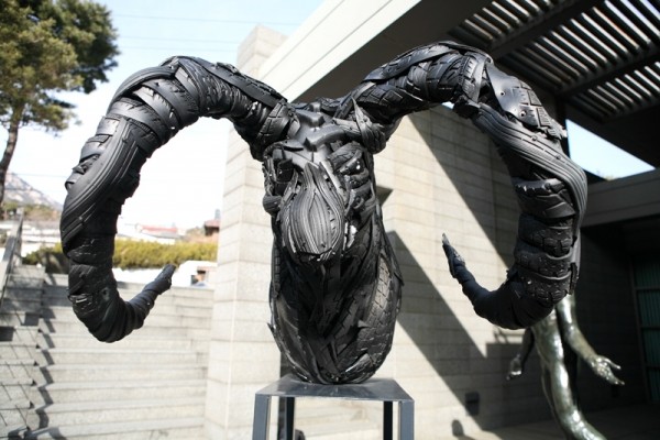 Yong a également exposé des sculptures sans le corps entier de l'animal, comme ici la tête de ce bélier.