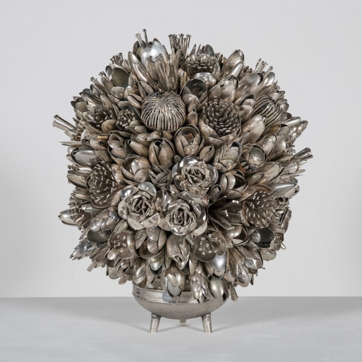 Ann Carrington ama realizzare sculture in grado di "elevare" concettualmente degli oggetti che vengono utilizzati quotidianamente.