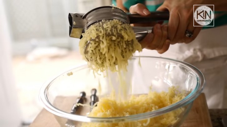 Passatele in uno schiaccia patate in modo da ottenere una polpa morbida.