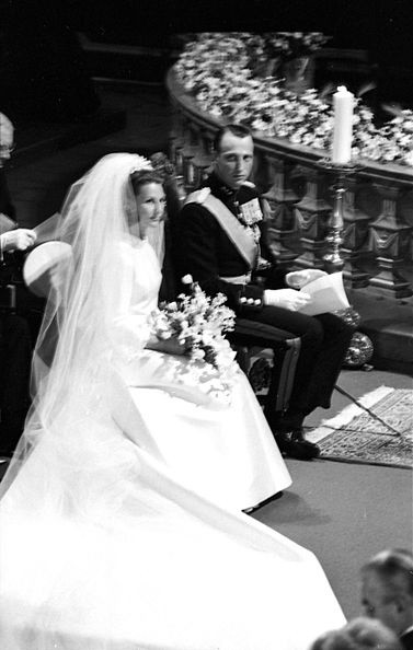 Nel 1968, certo dei propri sentimenti, il principe Harald minacciò il padre di rinunciare a tutti i suoi titoli, se questi si fosse ostinato a impedirgli di stare con Sonja.