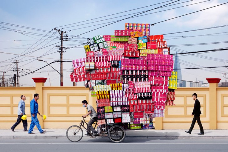 2. Shanghai: immaginavate che una bicicletta a tre ruote potesse trasportare tanto materiale?