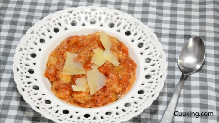 La vostra al pappa al pomodoro è pronta: un piatto semplice ma dal gusto strepitoso. Servitela con del parmigiano o con del basilico fresco se preferite!