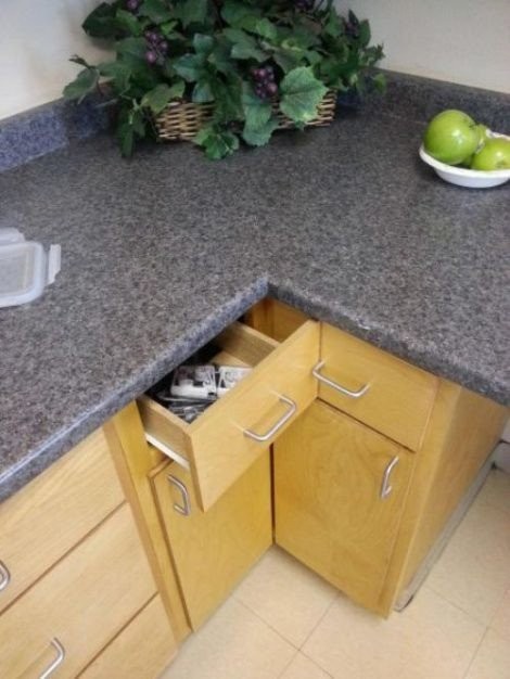 26. Ouvrir en même deux tiroirs dans cette cuisine: mission impossible!