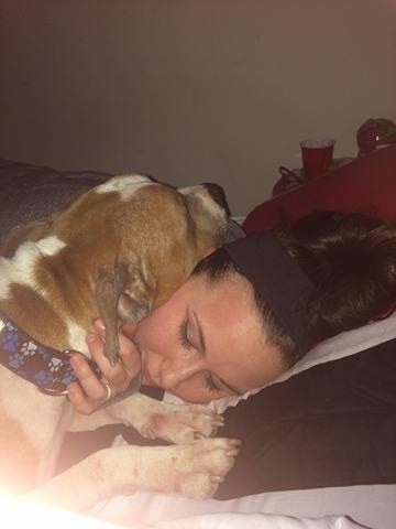 E allora Kayla ha deciso di condividere la sua storia con Russ sui social, sperando che altri amanti degli animali possano prendersi cura di altri cani bisognosi, come ha fatto lei.